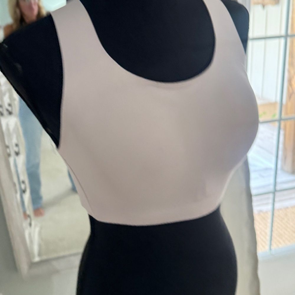 Lululemon Cross Chill Bra 34D Light Beige Wireless Sculpted Crossback- EUC!